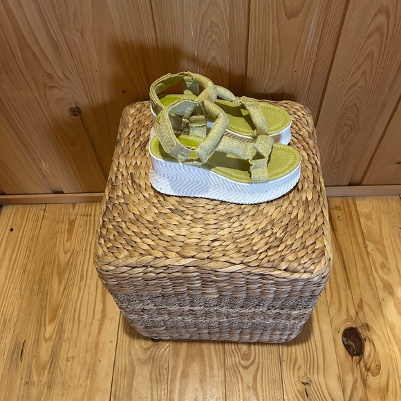 Bright green Strappy Platform Sandals…..brand new and never worn! - Picture 1 of 4
